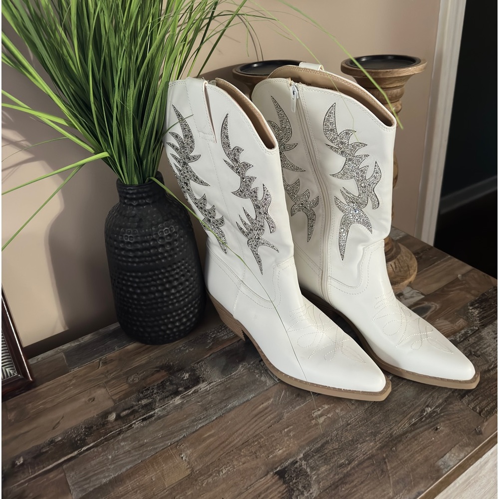 Size 7.5 white boots bought to wear with wedding dress. Never worn. Brand new.